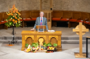 Martin Pearce welcomes the congregation to worship