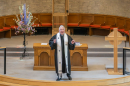 Rev Dr Iain May welcomes the congregation